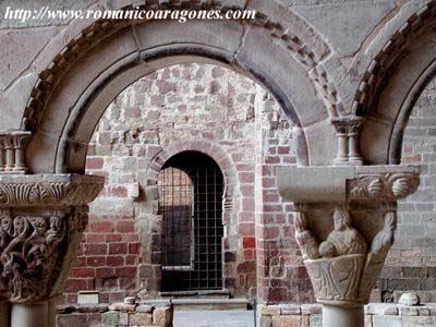 PUERTA MOZRABE A TRAVS DE LA ARQUERA DEL CLAUSTRO